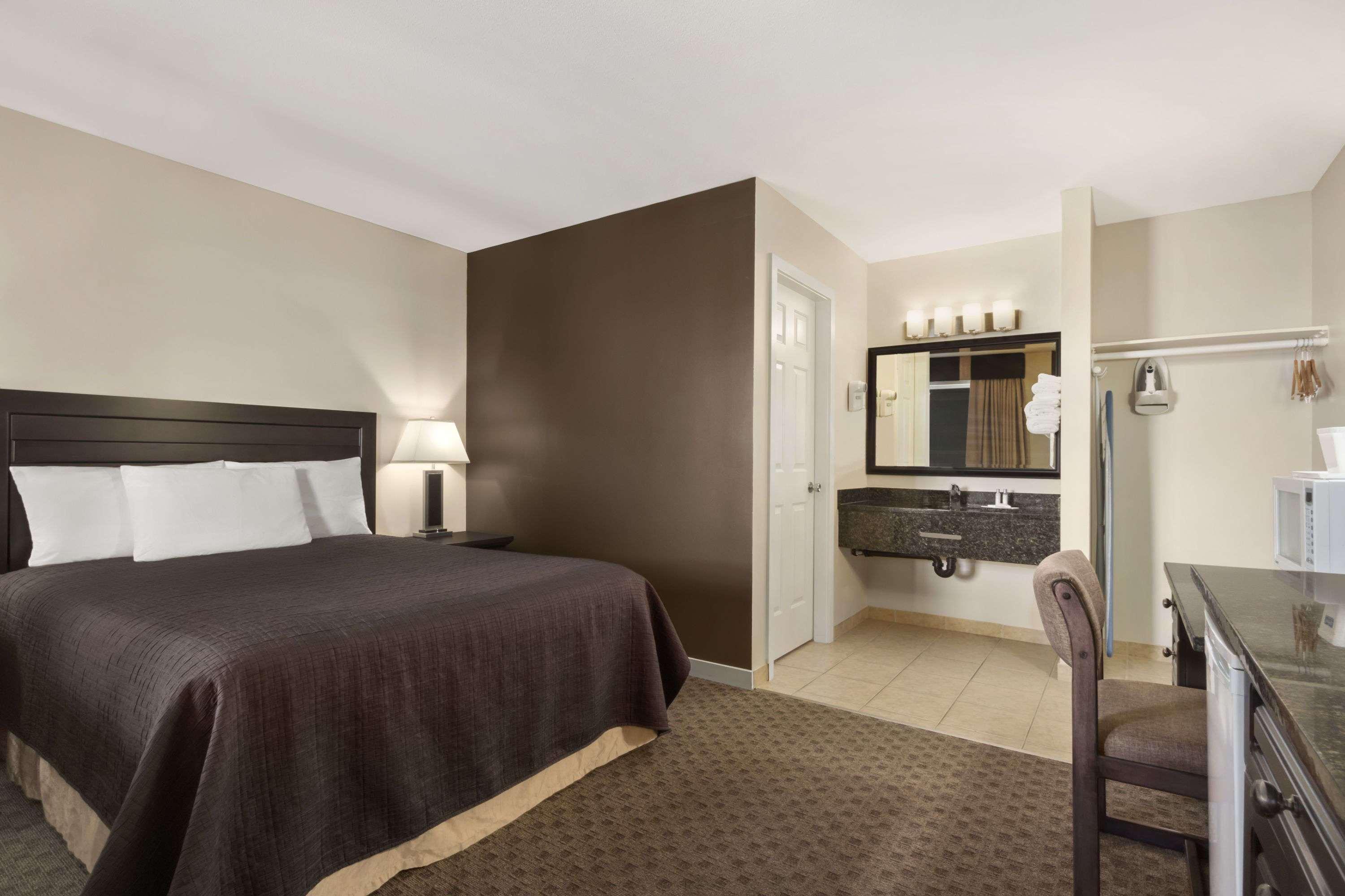 Travelodge By Wyndham Kamloops Mountview Extérieur photo