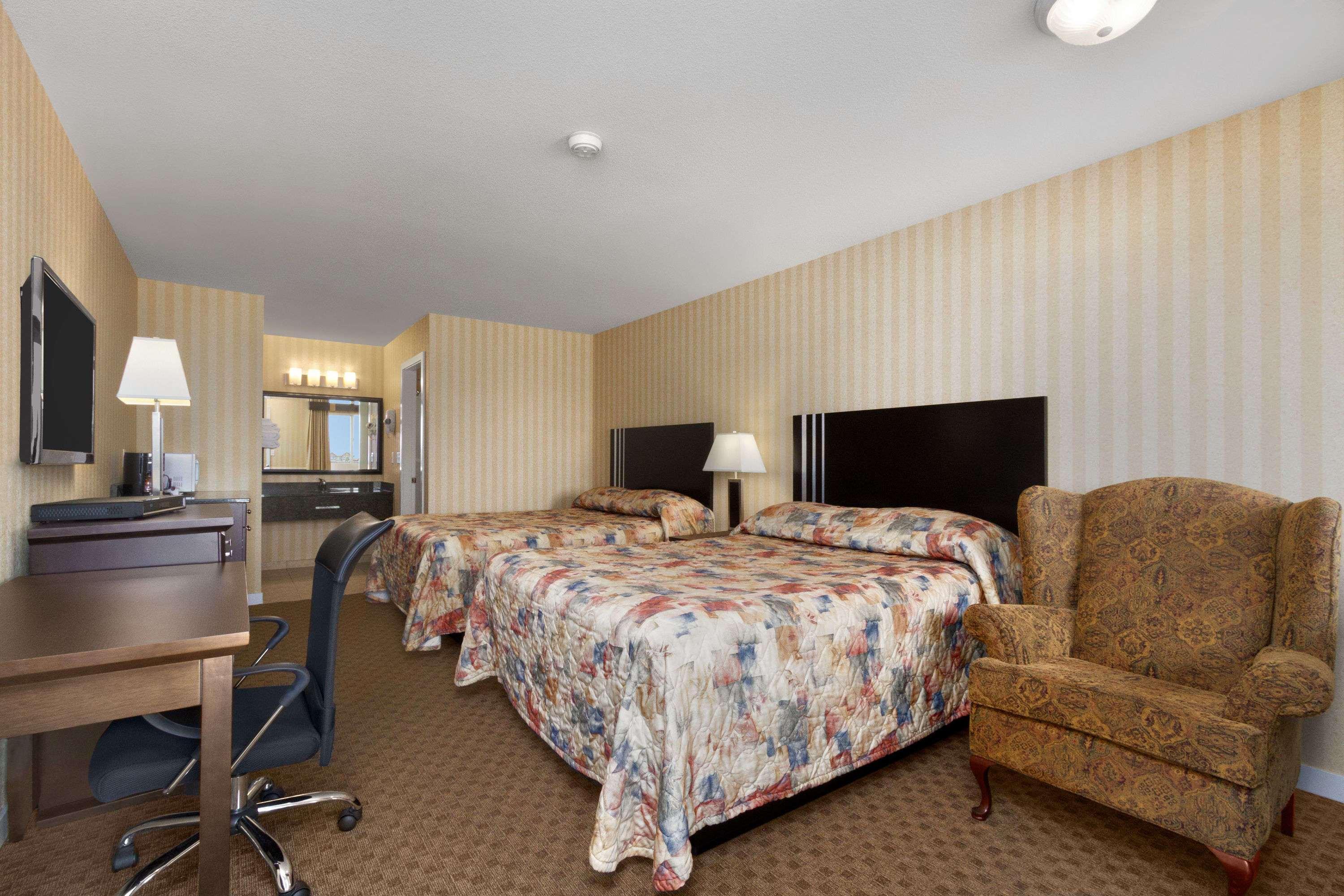 Travelodge By Wyndham Kamloops Mountview Extérieur photo