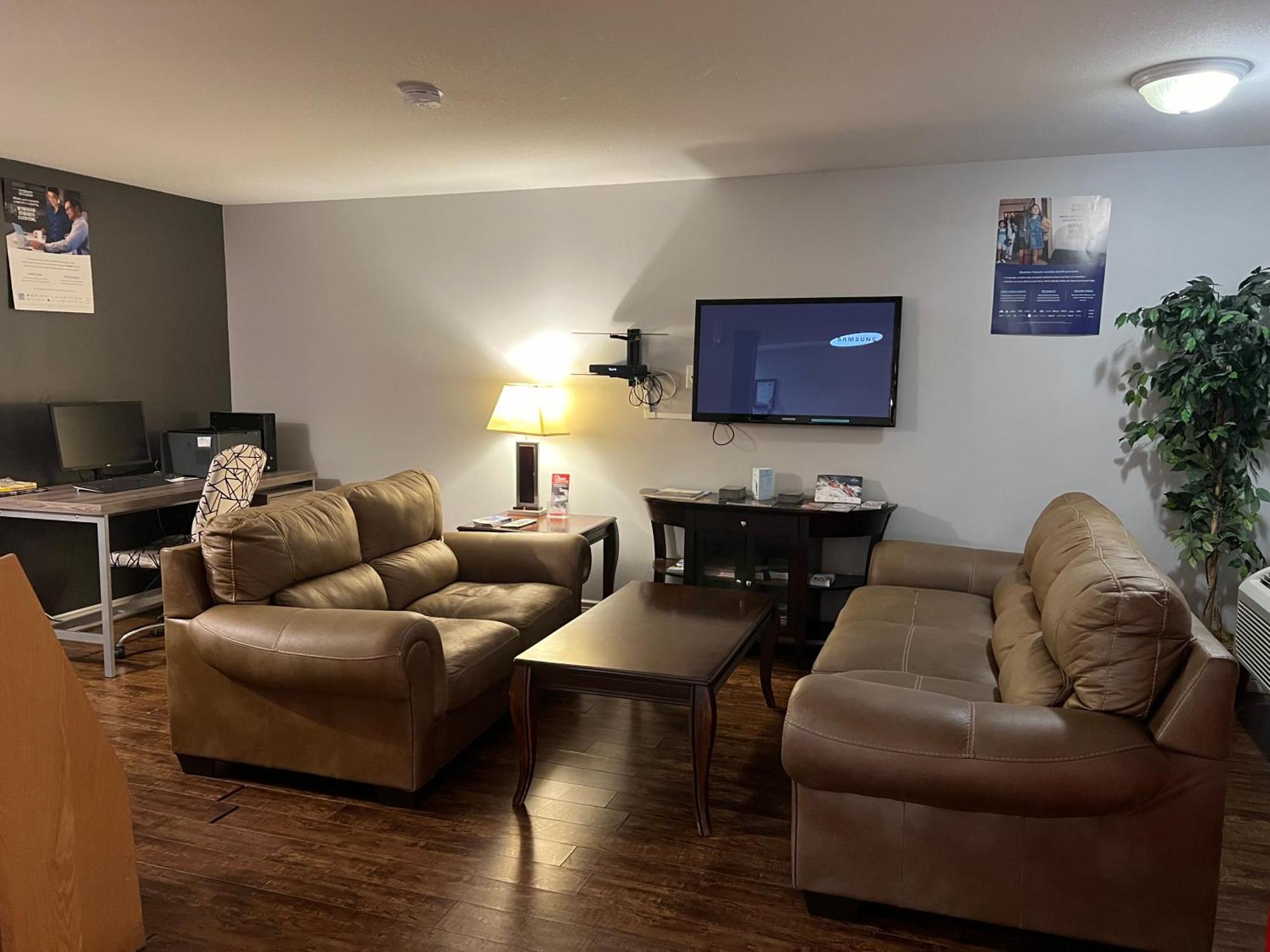 Travelodge By Wyndham Kamloops Mountview Extérieur photo