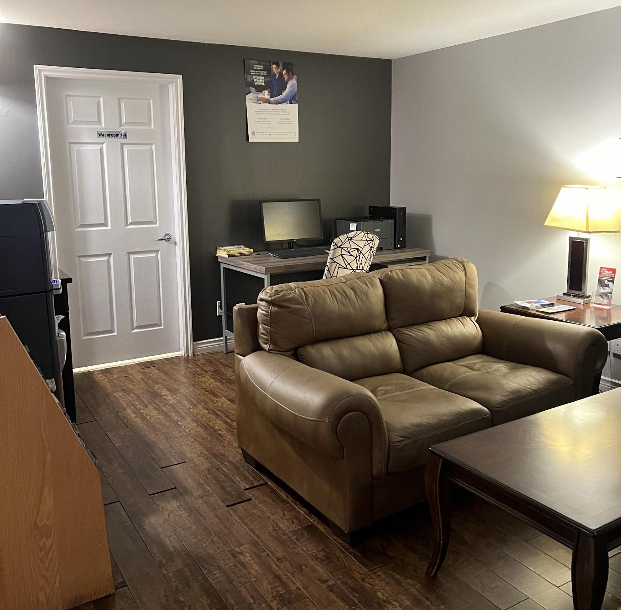 Travelodge By Wyndham Kamloops Mountview Extérieur photo