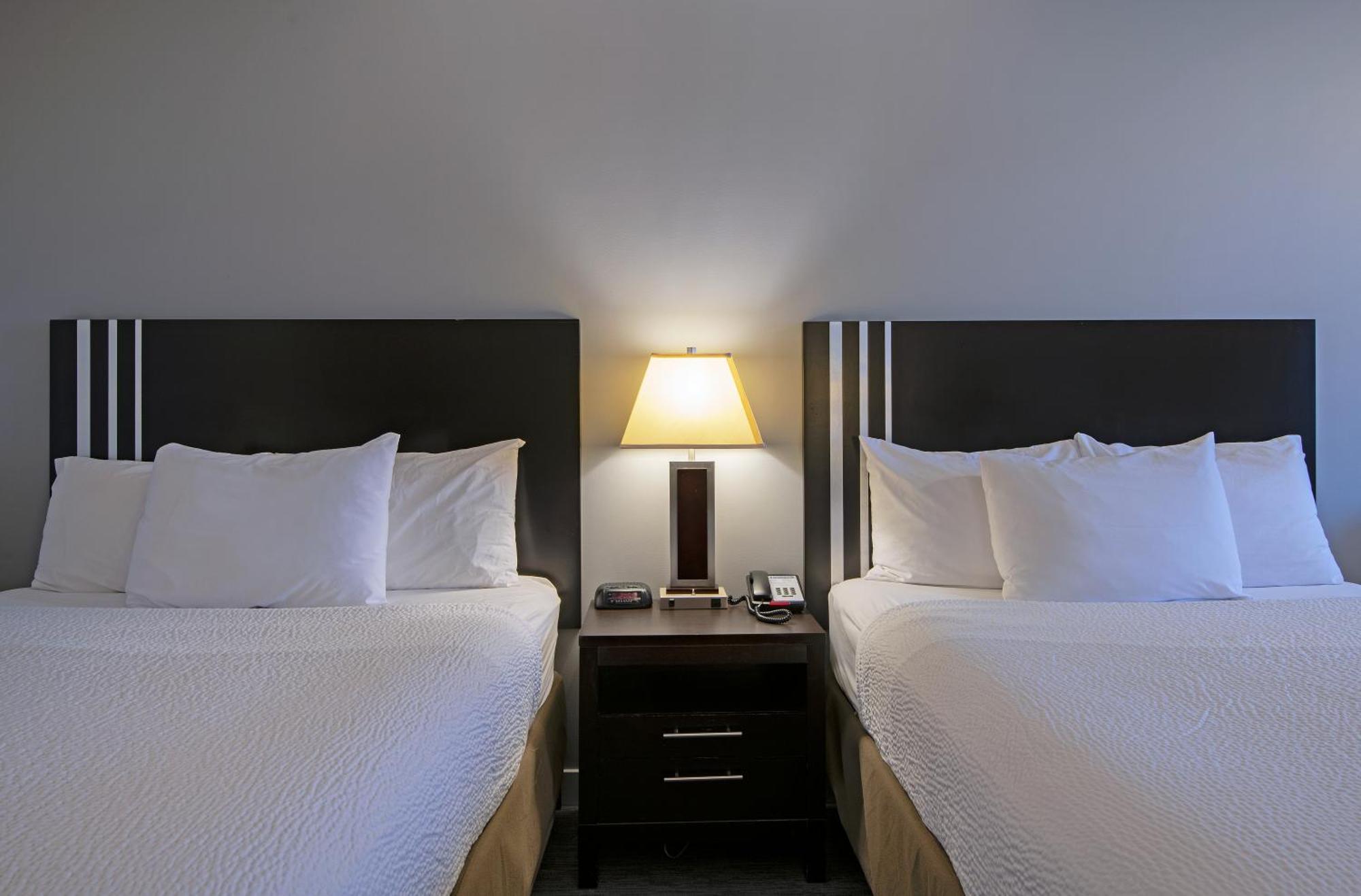 Travelodge By Wyndham Kamloops Mountview Extérieur photo