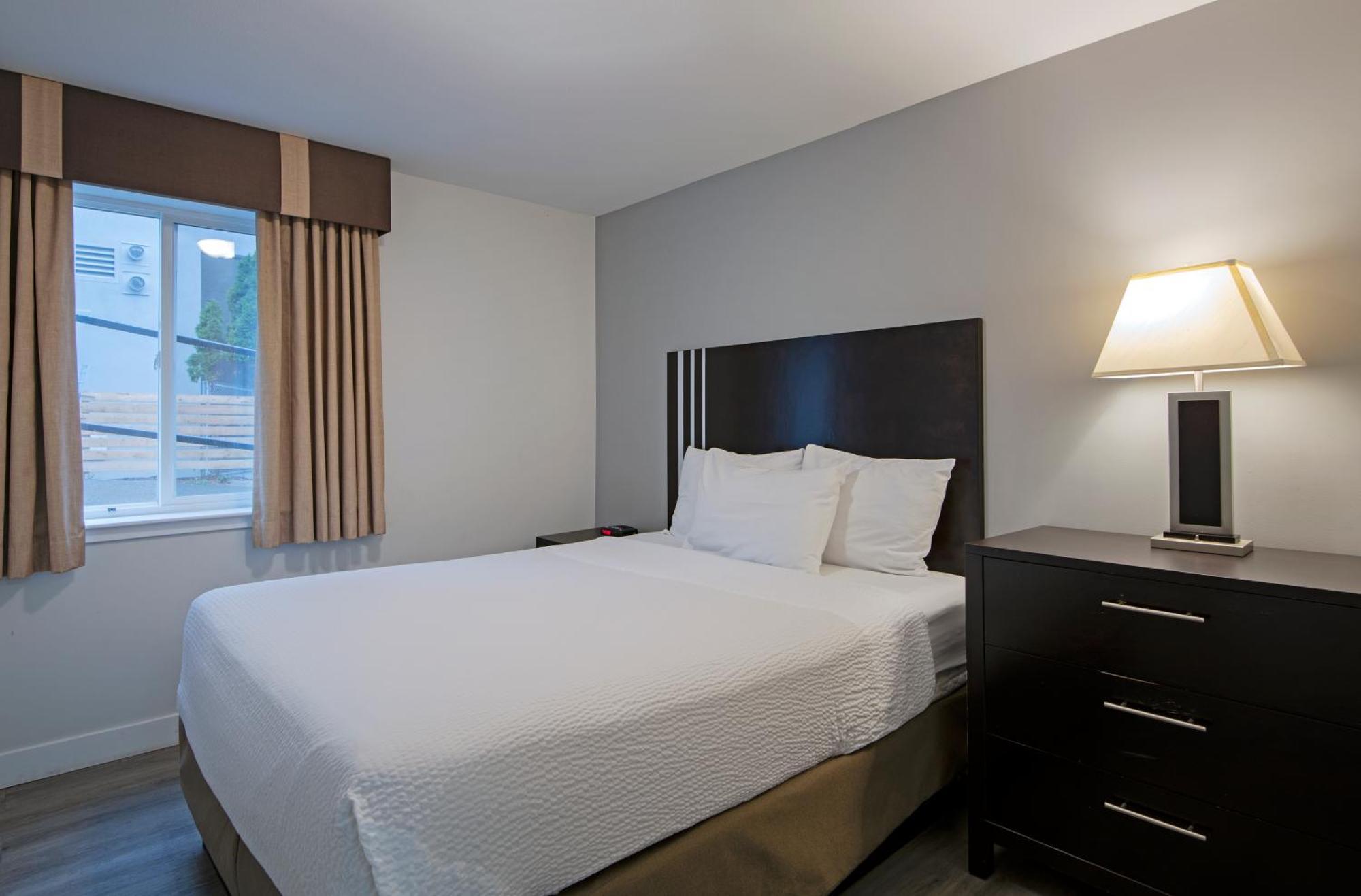 Travelodge By Wyndham Kamloops Mountview Extérieur photo