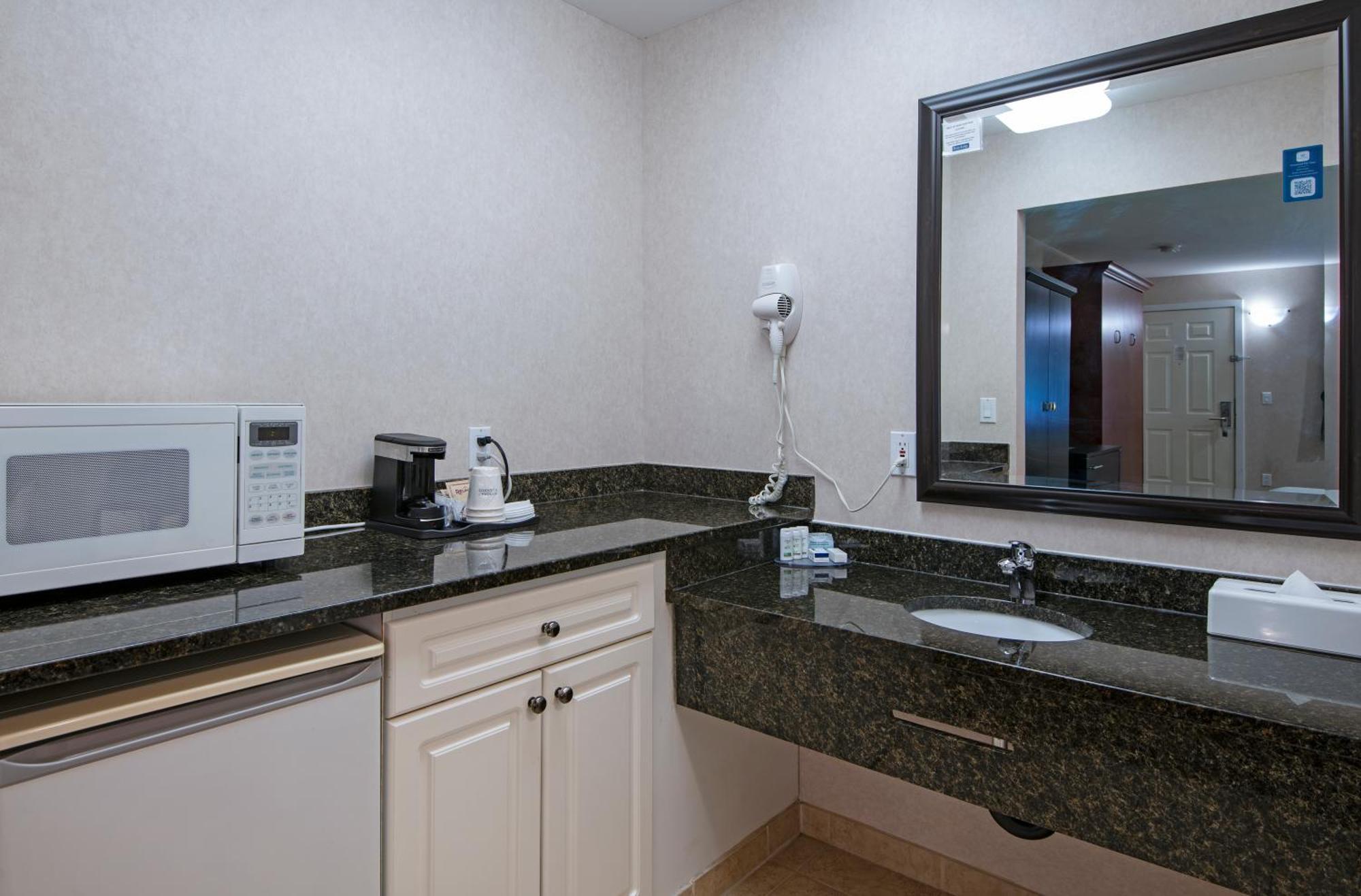 Travelodge By Wyndham Kamloops Mountview Extérieur photo