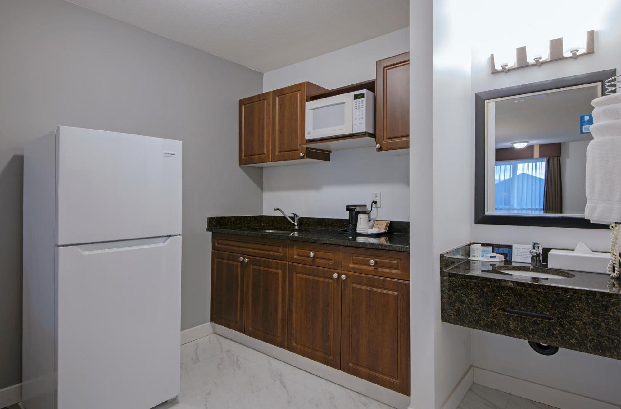 Travelodge By Wyndham Kamloops Mountview Extérieur photo